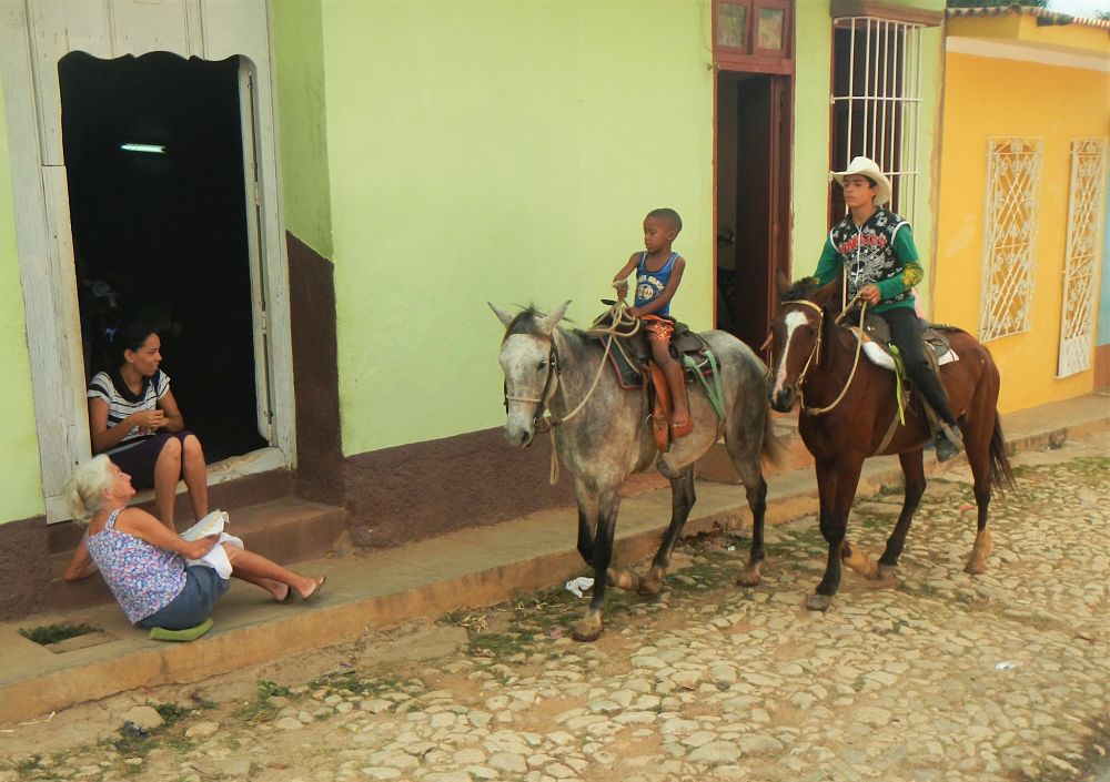 Photo d'enfants à cheval à Cuba