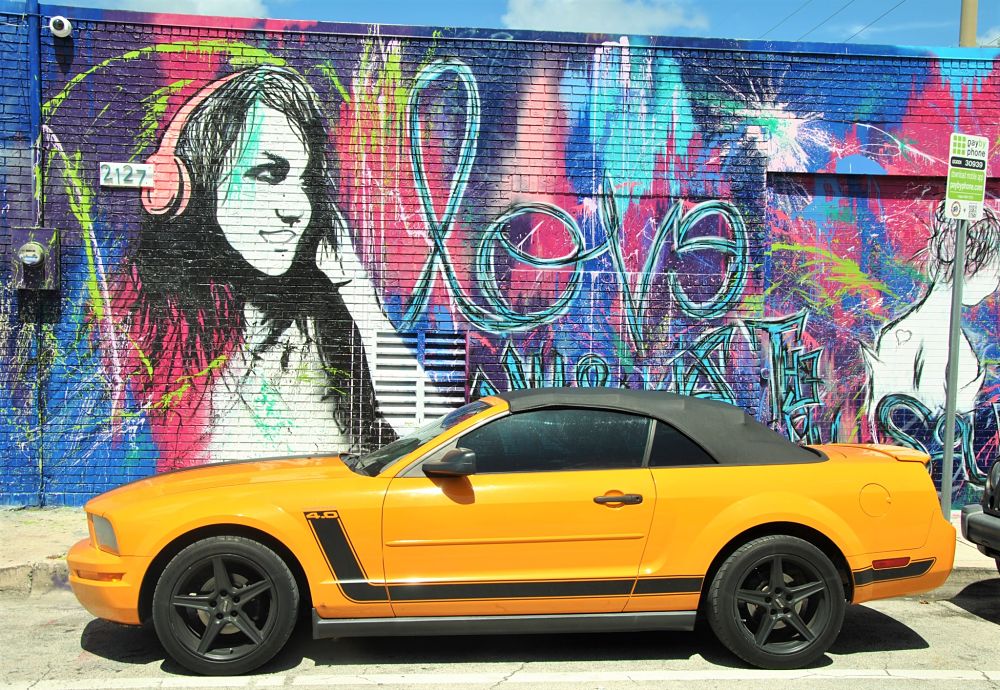 Voiture devant un graffiti à Miami
