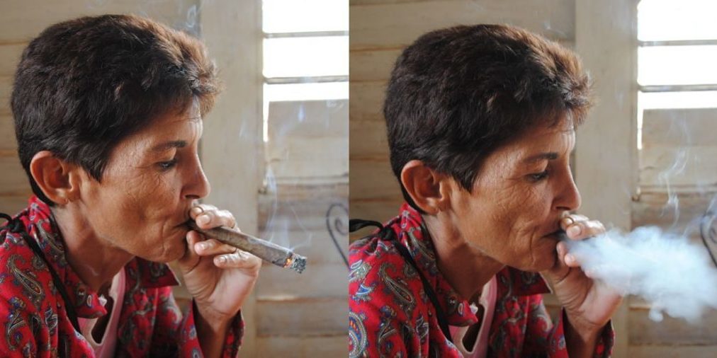 Femme cubaine fumant le cigare Femme cubaine fumant le cigare