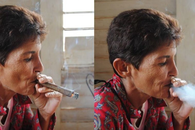 Femme cubaine fumant le cigare
