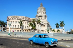 Voiture dans les rues de La Havane