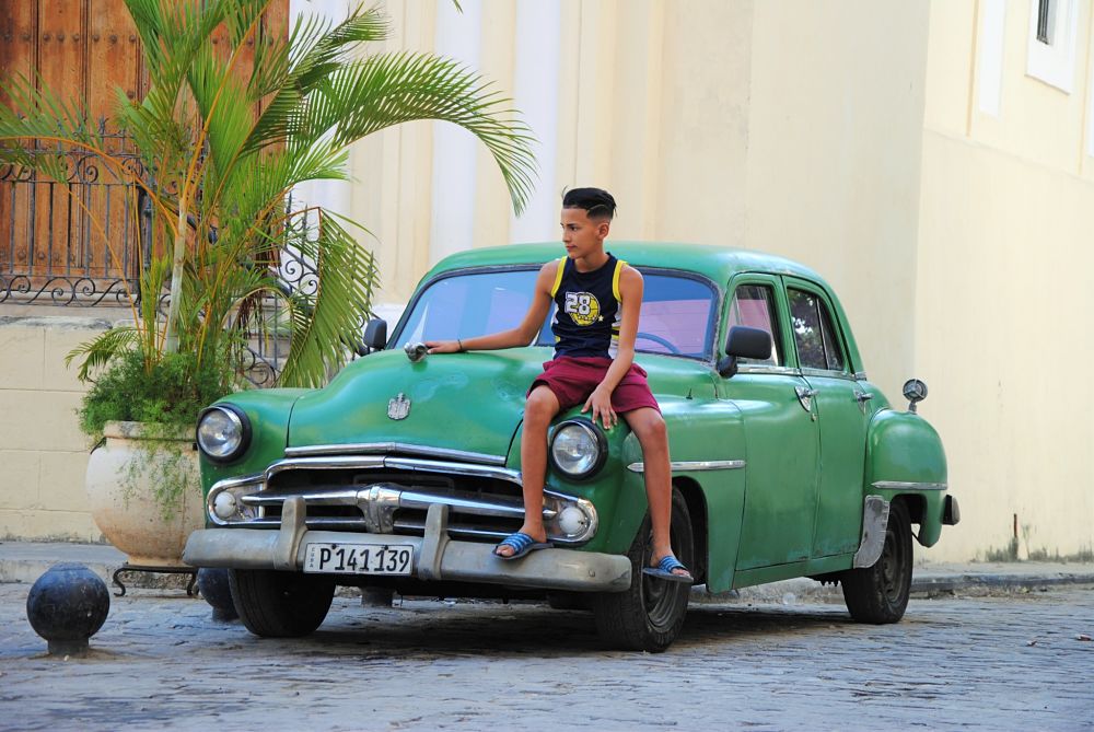Enfant sur une vieille voiture américaine