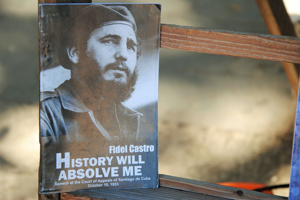 Livre sur Castro sur un marché