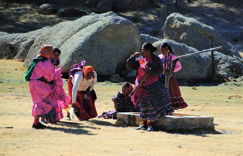 Femmes Tarahumaras puisant de l'eau