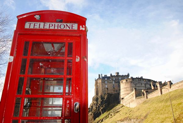 Cabine téléphonique anglaise devant le château d'Edimbourg