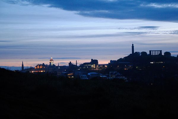 Vue sur la ville d'Edimbourg de nuit, le château, Calton Hill