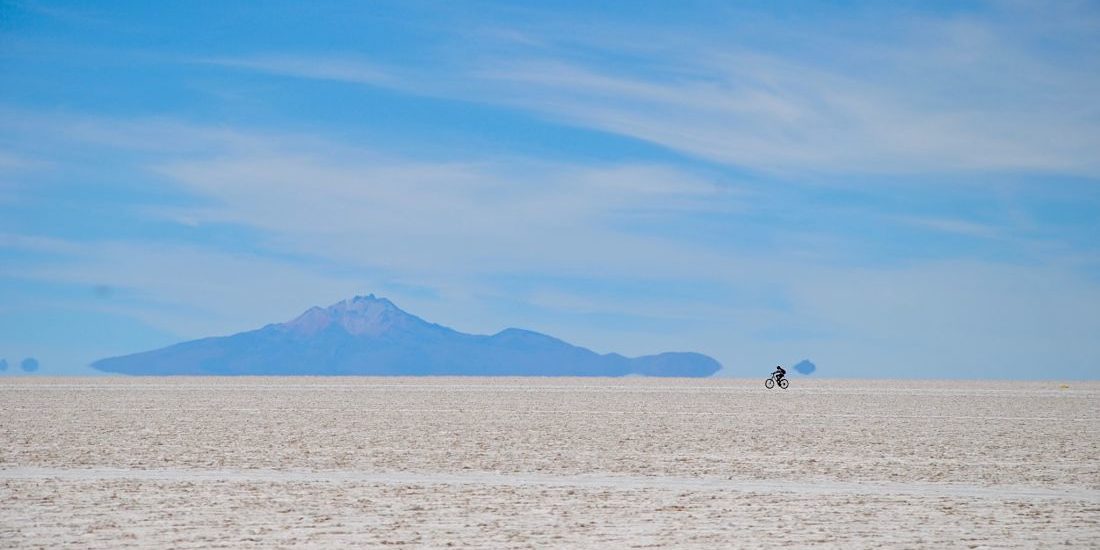 Photo d'un cycliste dans le désert de sel d'Uyuni en Bolivie