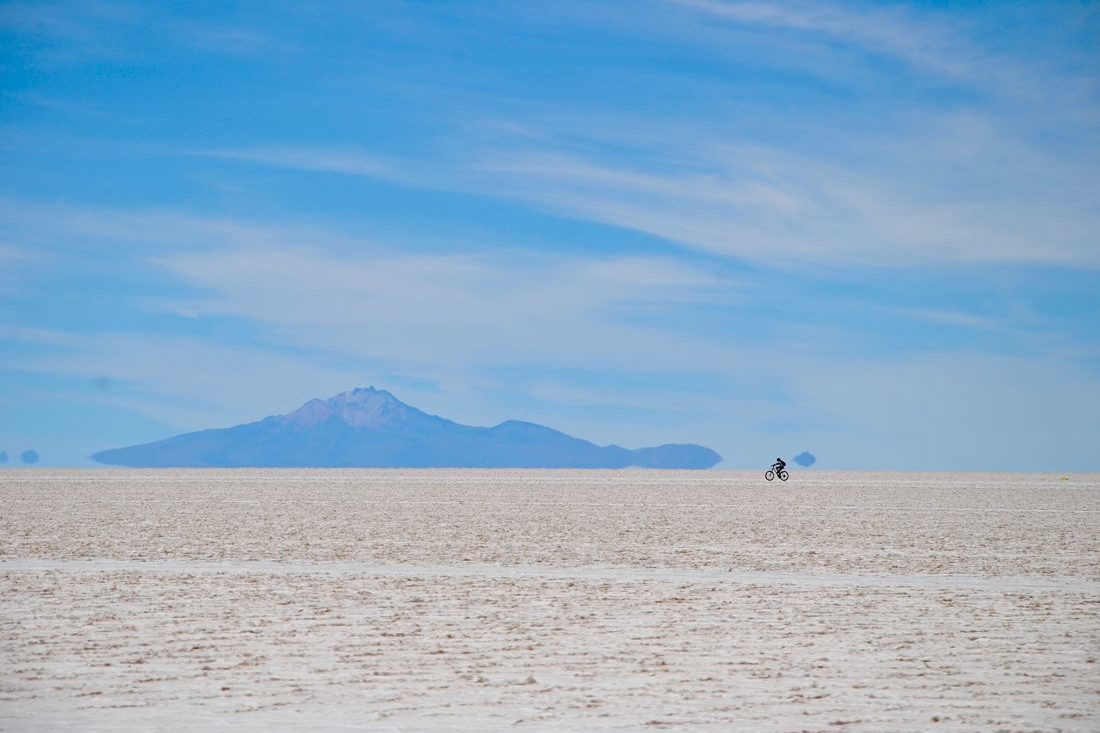 Photo d’un cycliste dans le désert de sel d’Uyuni en Bolivie Photo d'un cycliste dans le désert de sel d'Uyuni en Bolivie
