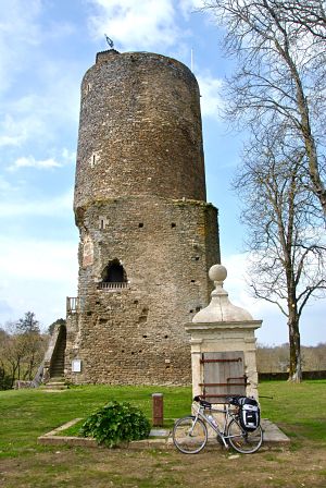 Photo de la tour mélusine, ancien donjon, de Vouvant en Vendée