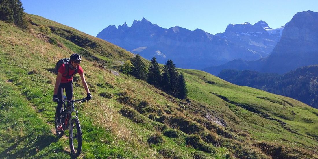 Mountain bike devant les dents du midi en mode sport détente et nature