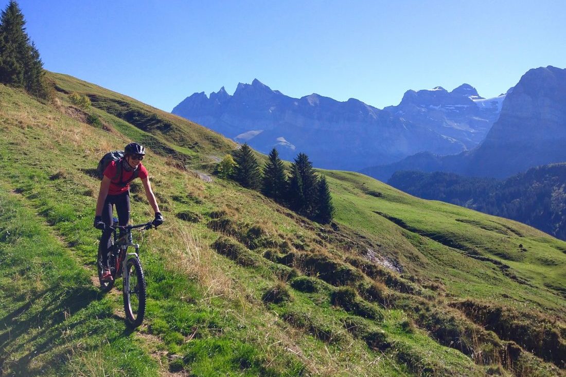 Mountain bike devant les dents du midi en mode sport détente et nature Mountain bike devant les dents du midi en mode sport détente et nature