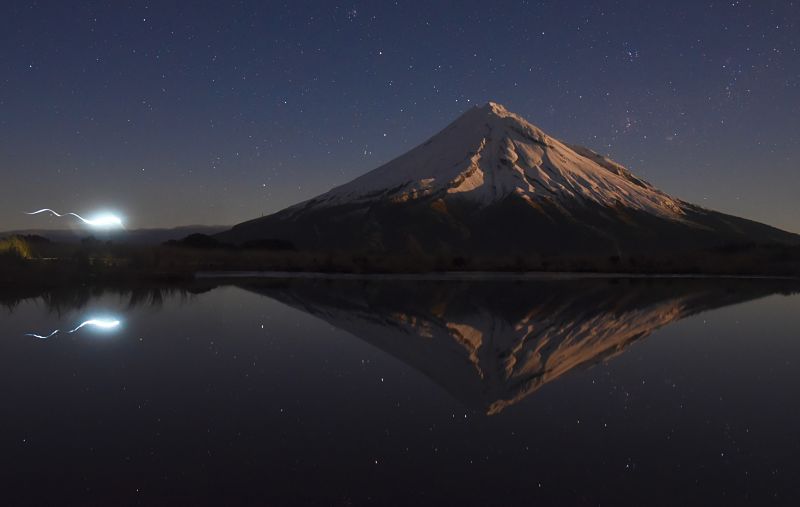 Photographie de nuit du volcan Taranaki en Nouvelle-Zélande