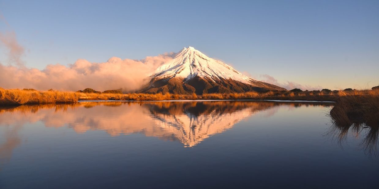Randonnée photographique au Pouakai Tarn devant le Mont Taranaki en hiver