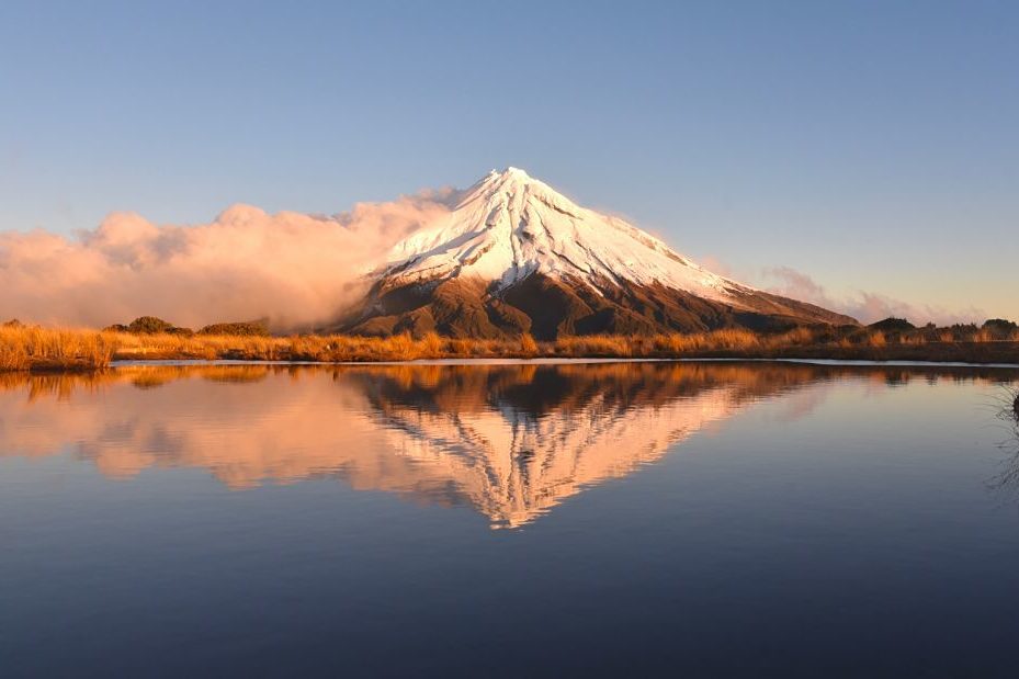 Randonnée photographique au Pouakai Tarn devant le Mont Taranaki en hiver Randonnée photographique au Pouakai Tarn devant le Mont Taranaki en hiver